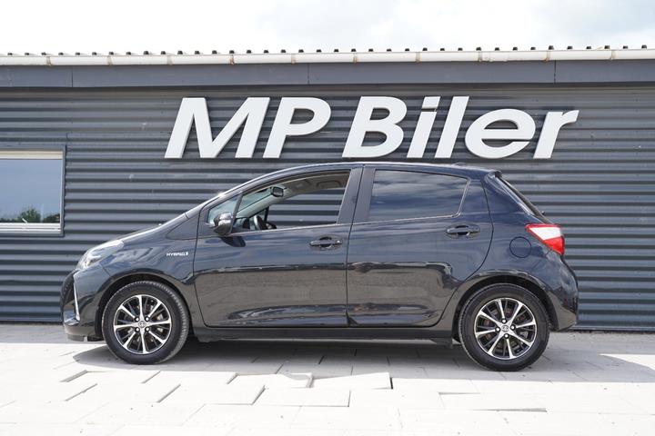 Grå Toyota Yaris fra 2019