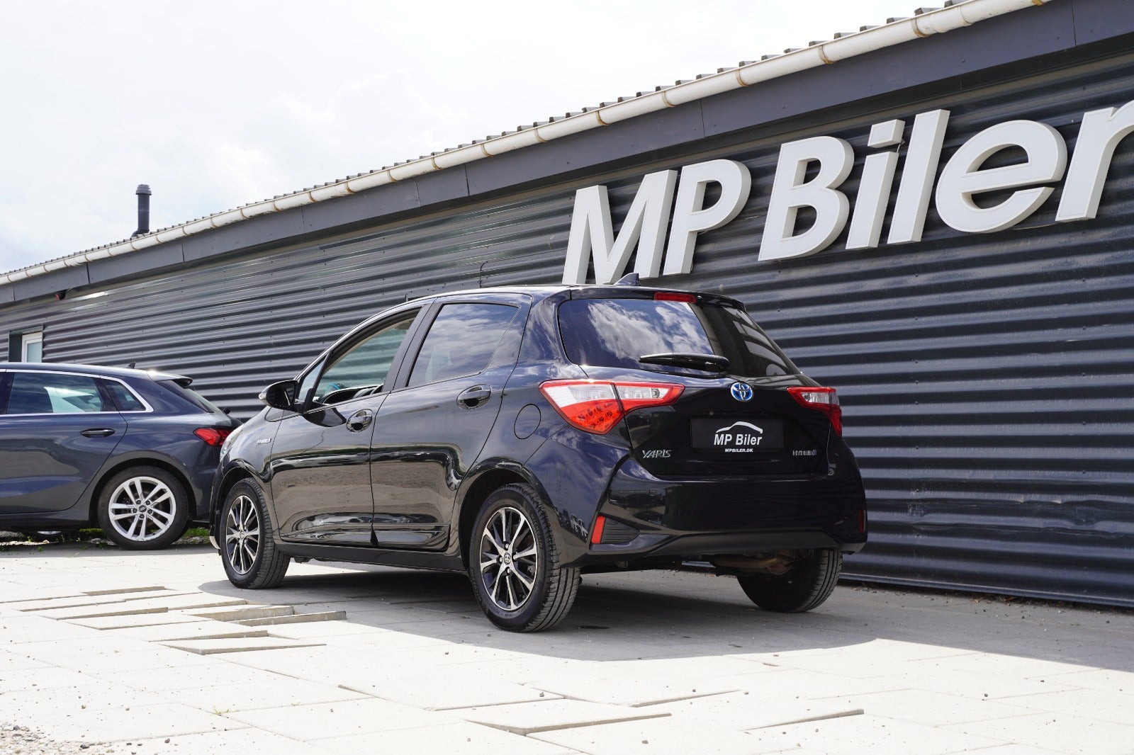 Grå Toyota Yaris fra 2019