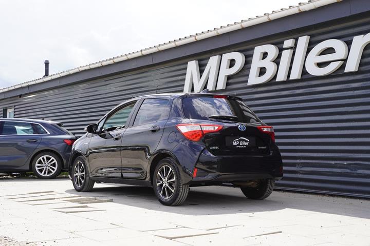 Grå Toyota Yaris fra 2019