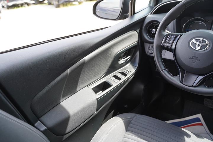 Grå Toyota Yaris fra 2019