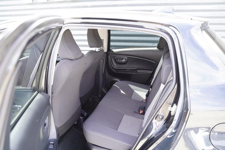 Grå Toyota Yaris fra 2019