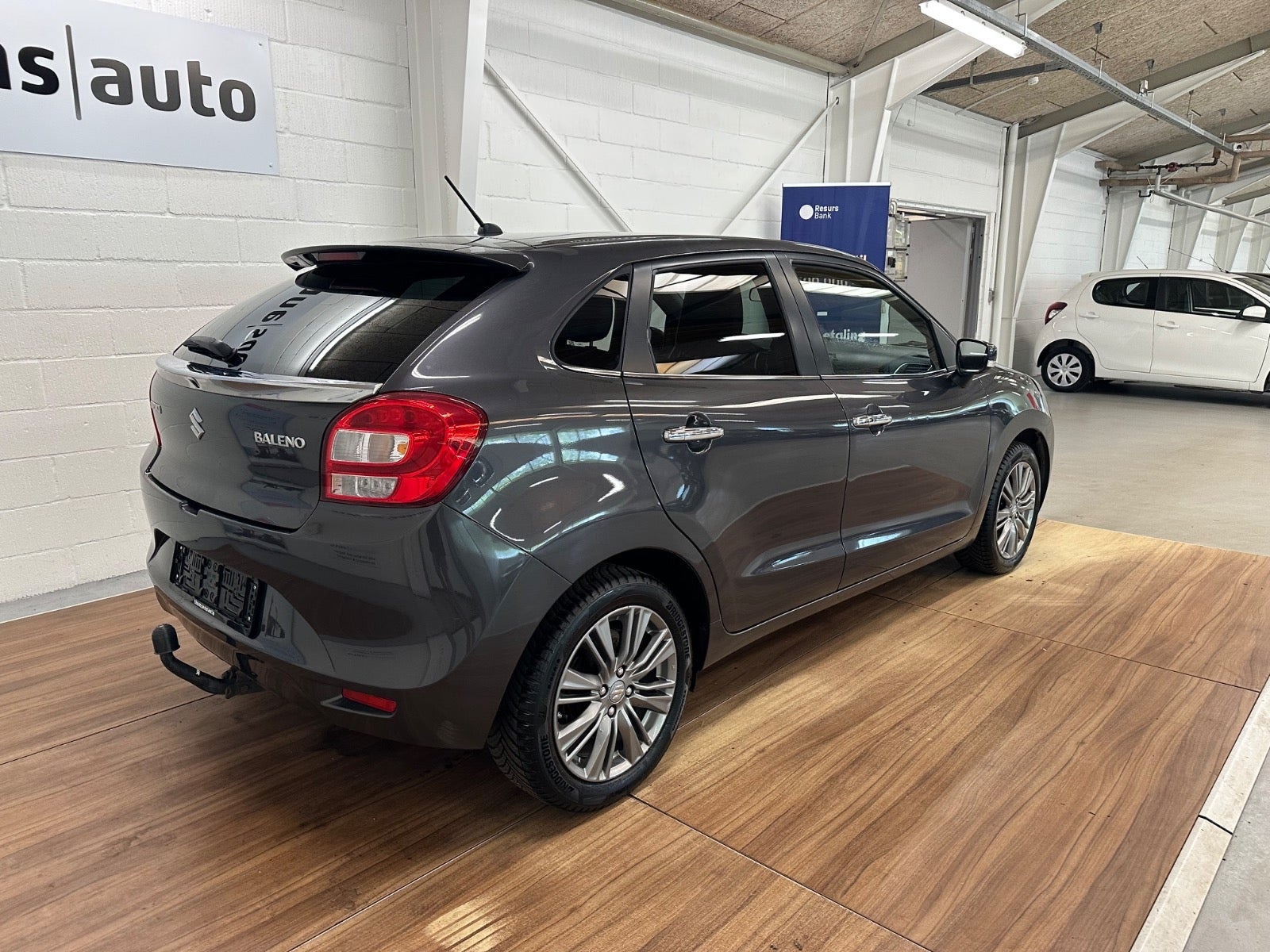 Grå Suzuki Baleno fra 2016