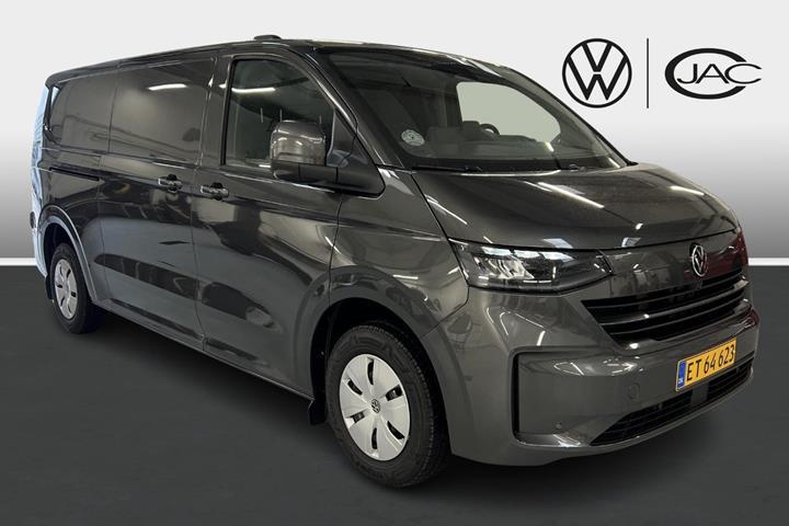 Grå VW Transporter fra 2026 set udefra