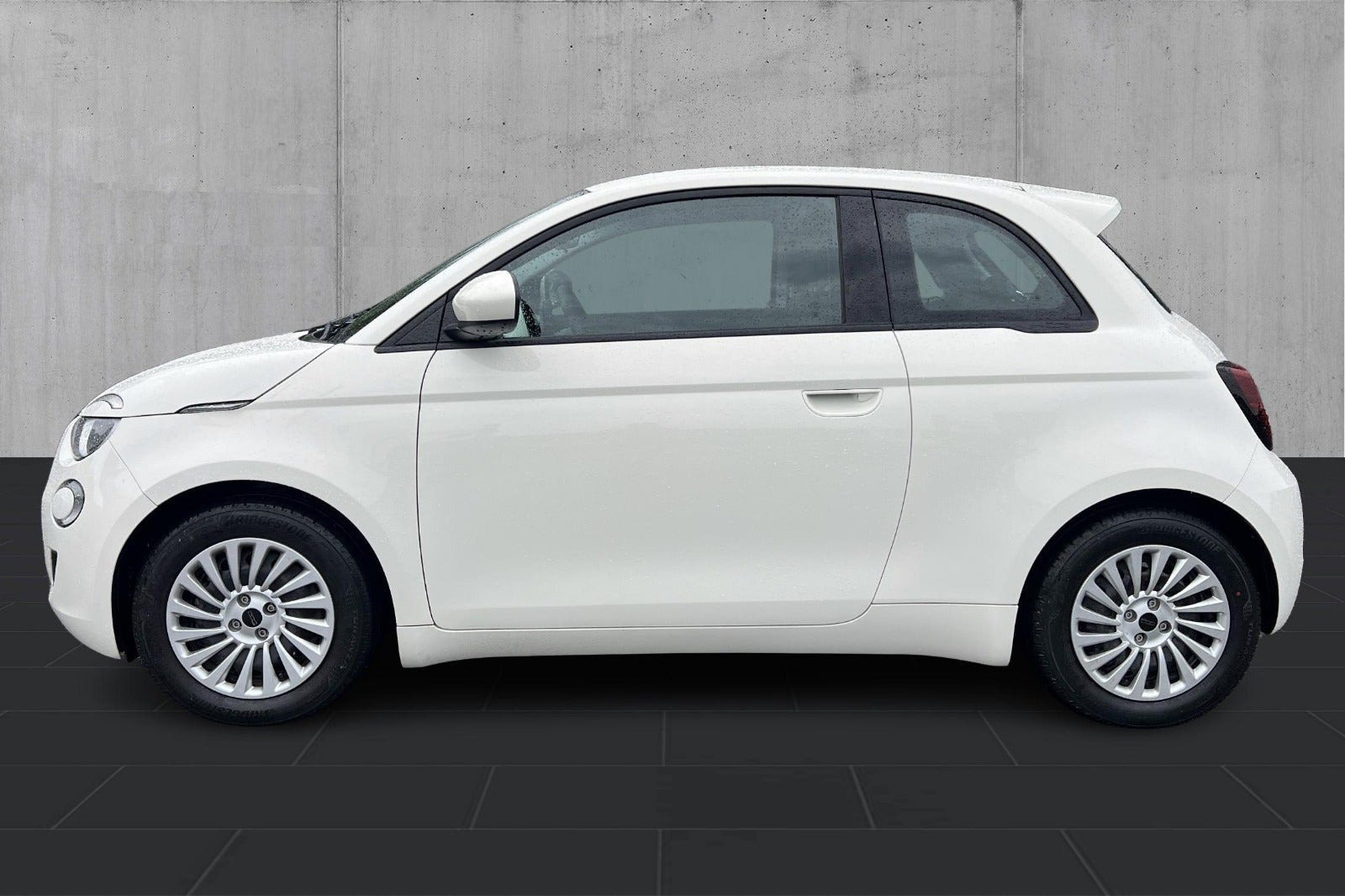 Hvid Fiat 500e fra 2023