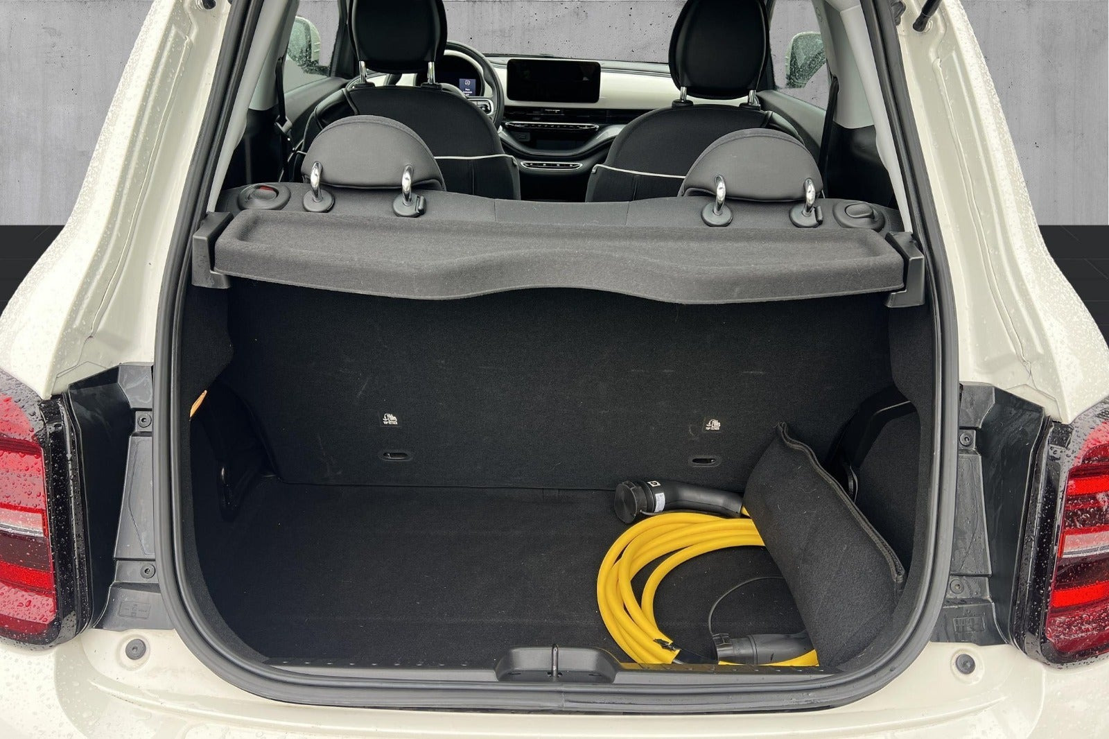 Hvid Fiat 500e fra 2023
