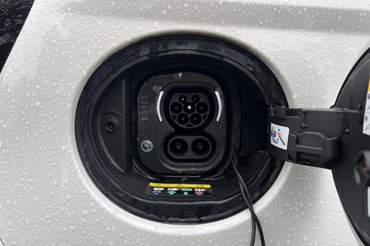 Hvid Fiat 500e fra 2023