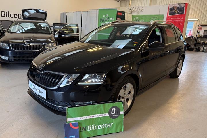 Sort Skoda Octavia fra 2020 set udefra