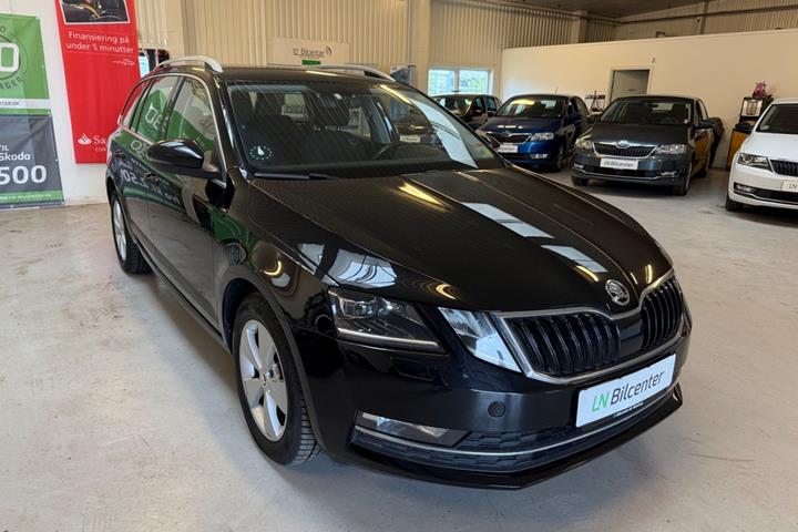 Sort Skoda Octavia fra 2020