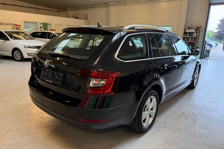 Sort Skoda Octavia fra 2020