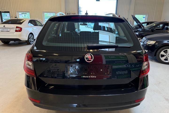 Sort Skoda Octavia fra 2020