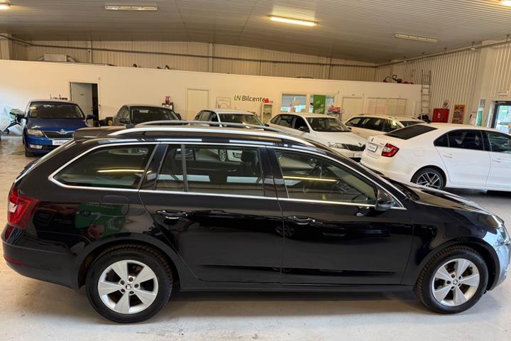 Sort Skoda Octavia fra 2020