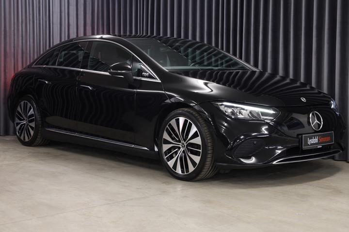 Sort Mercedes EQE350+ fra 2023 set udefra