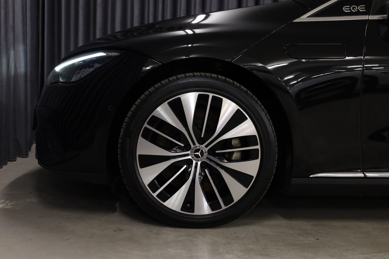 Sort Mercedes EQE350+ fra 2023
