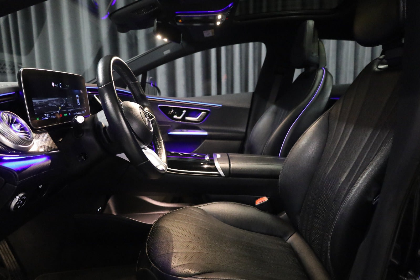 Sort Mercedes EQE350+ fra 2023