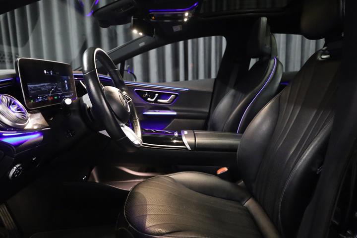 Sort Mercedes EQE350+ fra 2023