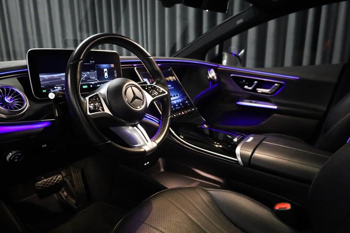 Sort Mercedes EQE350+ fra 2023