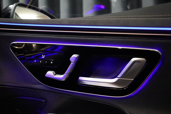 Sort Mercedes EQE350+ fra 2023