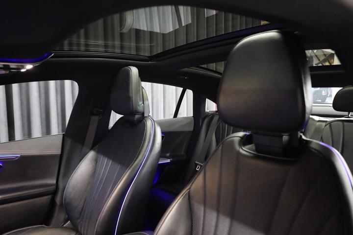 Sort Mercedes EQE350+ fra 2023