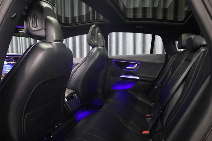 Sort Mercedes EQE350+ fra 2023