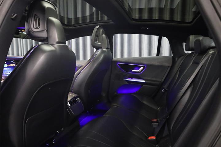 Sort Mercedes EQE350+ fra 2023