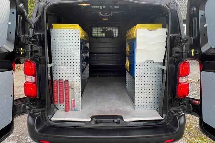 Sort Peugeot Expert fra 2020