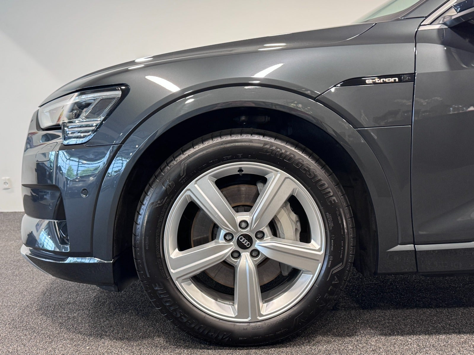Grå Audi e-tron fra 2022