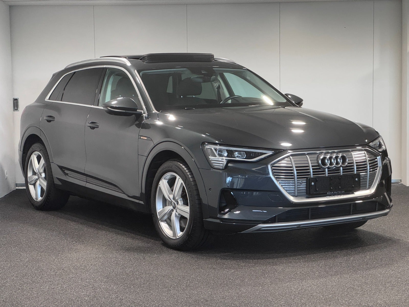 Grå Audi e-tron fra 2022