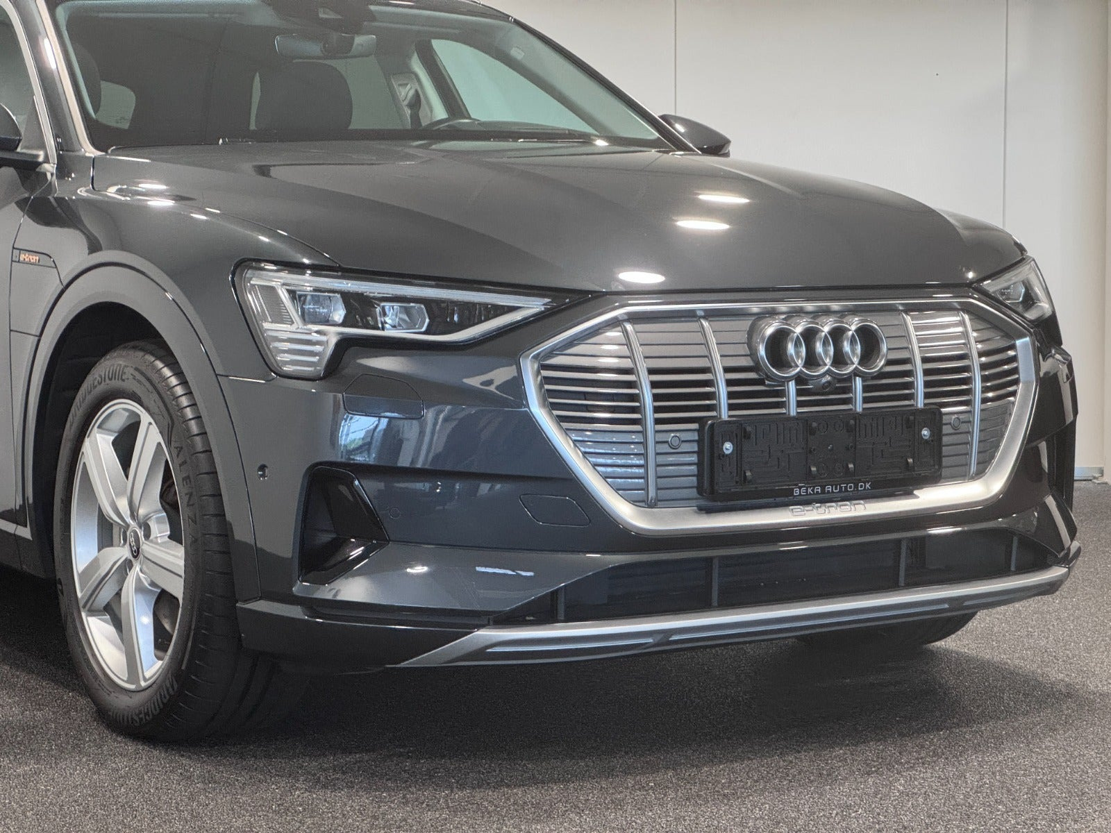 Grå Audi e-tron fra 2022