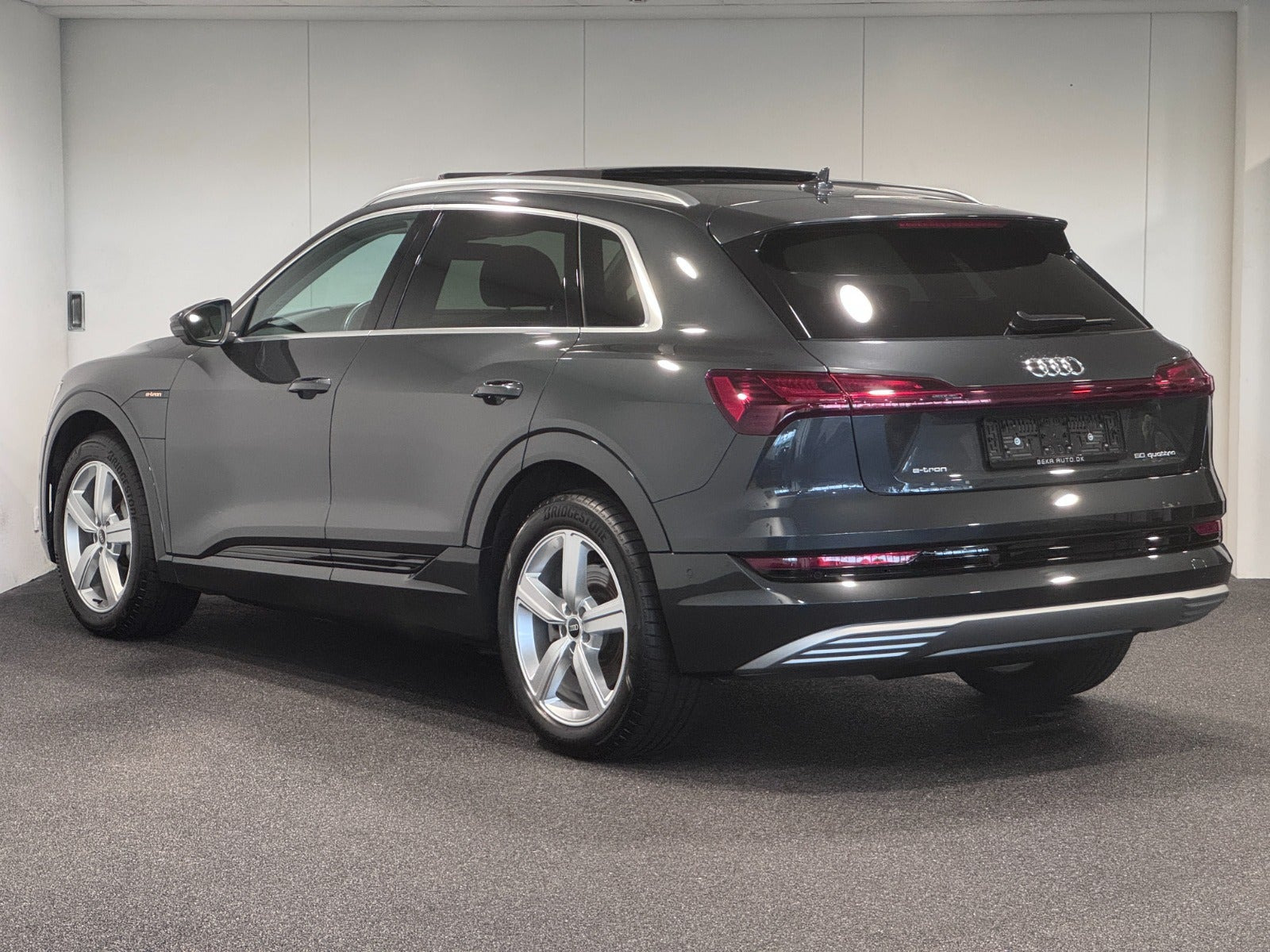 Grå Audi e-tron fra 2022