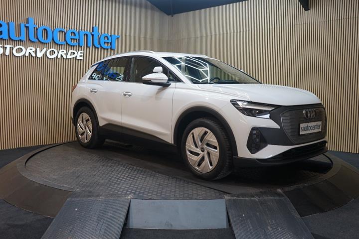 Hvid Audi Q4 e-tron fra 2023 set udefra