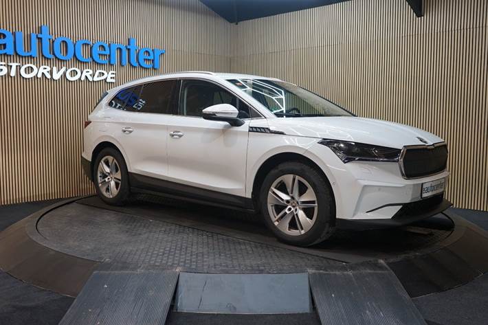 Hvid Skoda Enyaq fra 2023