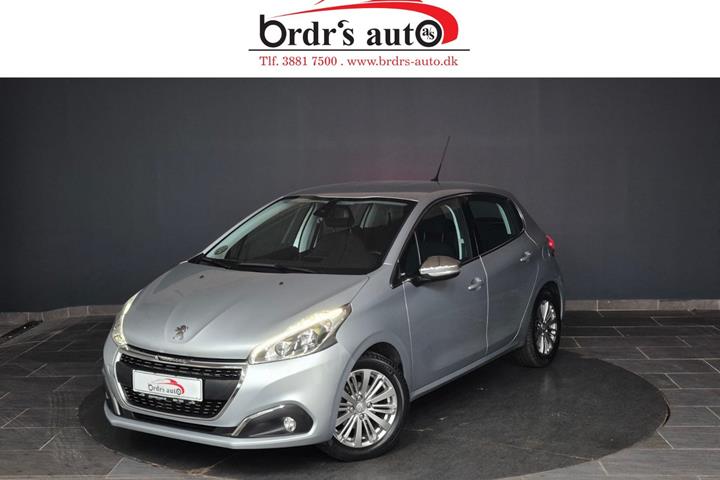 Sølv Peugeot 208 fra 2017 set udefra
