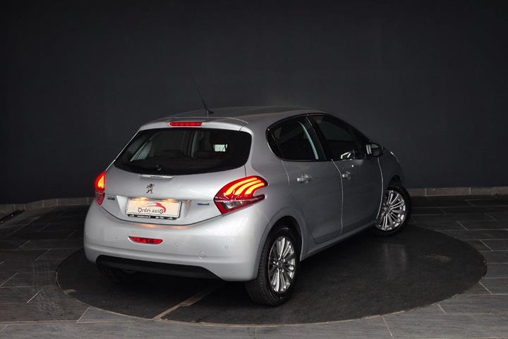 Sølv Peugeot 208 fra 2017