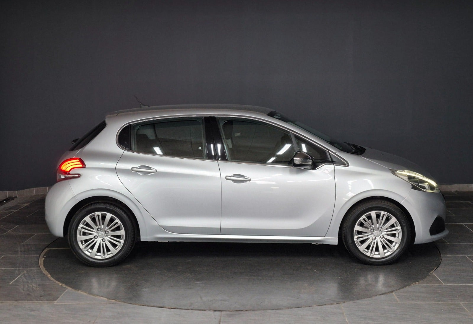 Sølv Peugeot 208 fra 2017