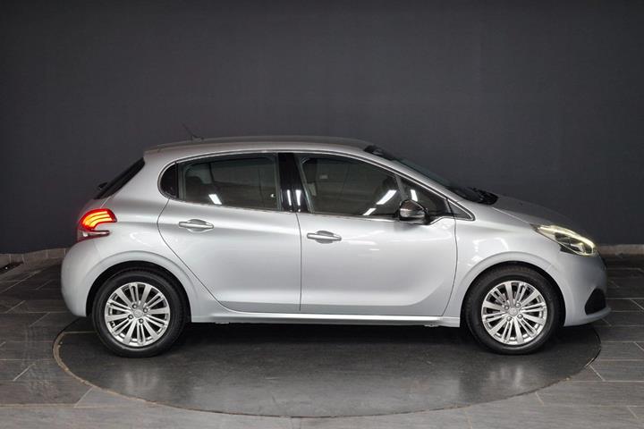 Sølv Peugeot 208 fra 2017