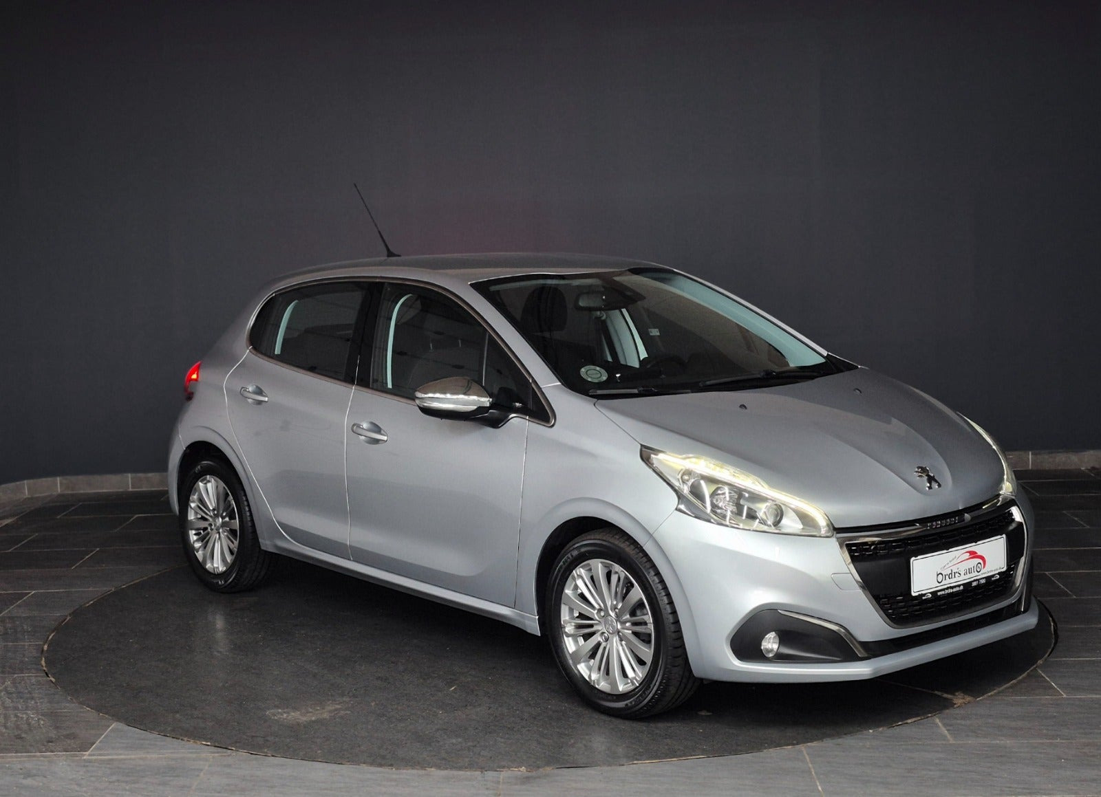 Sølv Peugeot 208 fra 2017