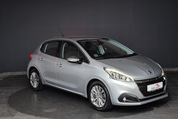 Sølv Peugeot 208 fra 2017