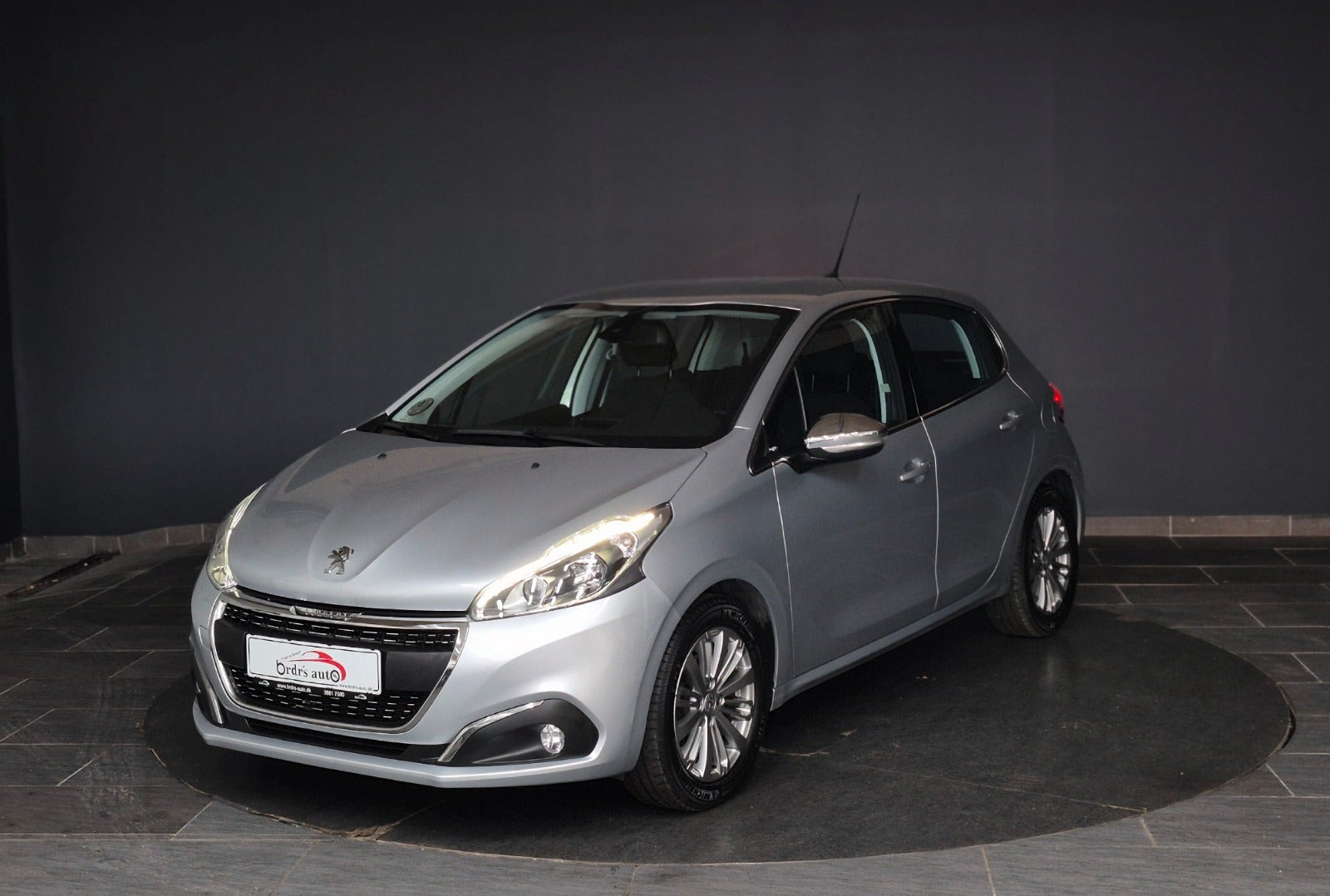 Sølv Peugeot 208 fra 2017
