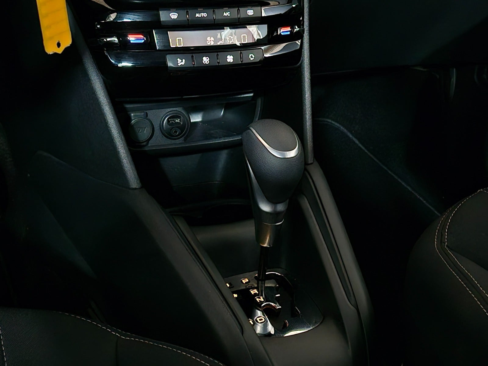 Sølv Peugeot 208 fra 2017