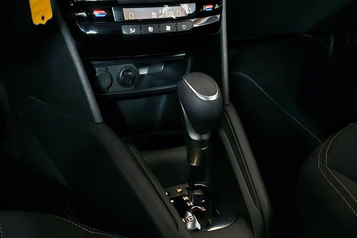 Sølv Peugeot 208 fra 2017