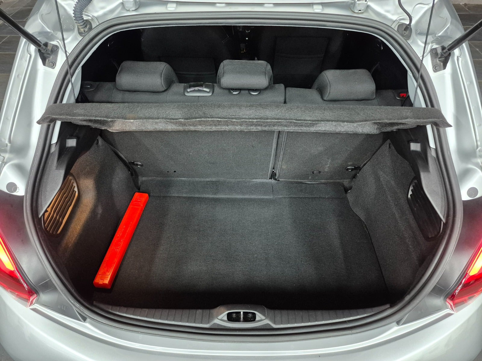 Sølv Peugeot 208 fra 2017