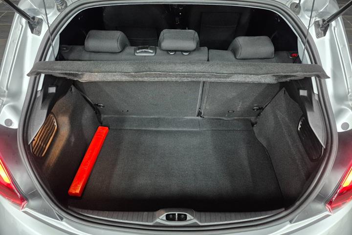 Sølv Peugeot 208 fra 2017