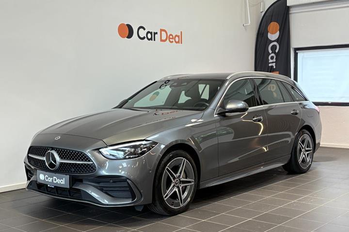 Grå Mercedes C300 e fra 2023 set udefra