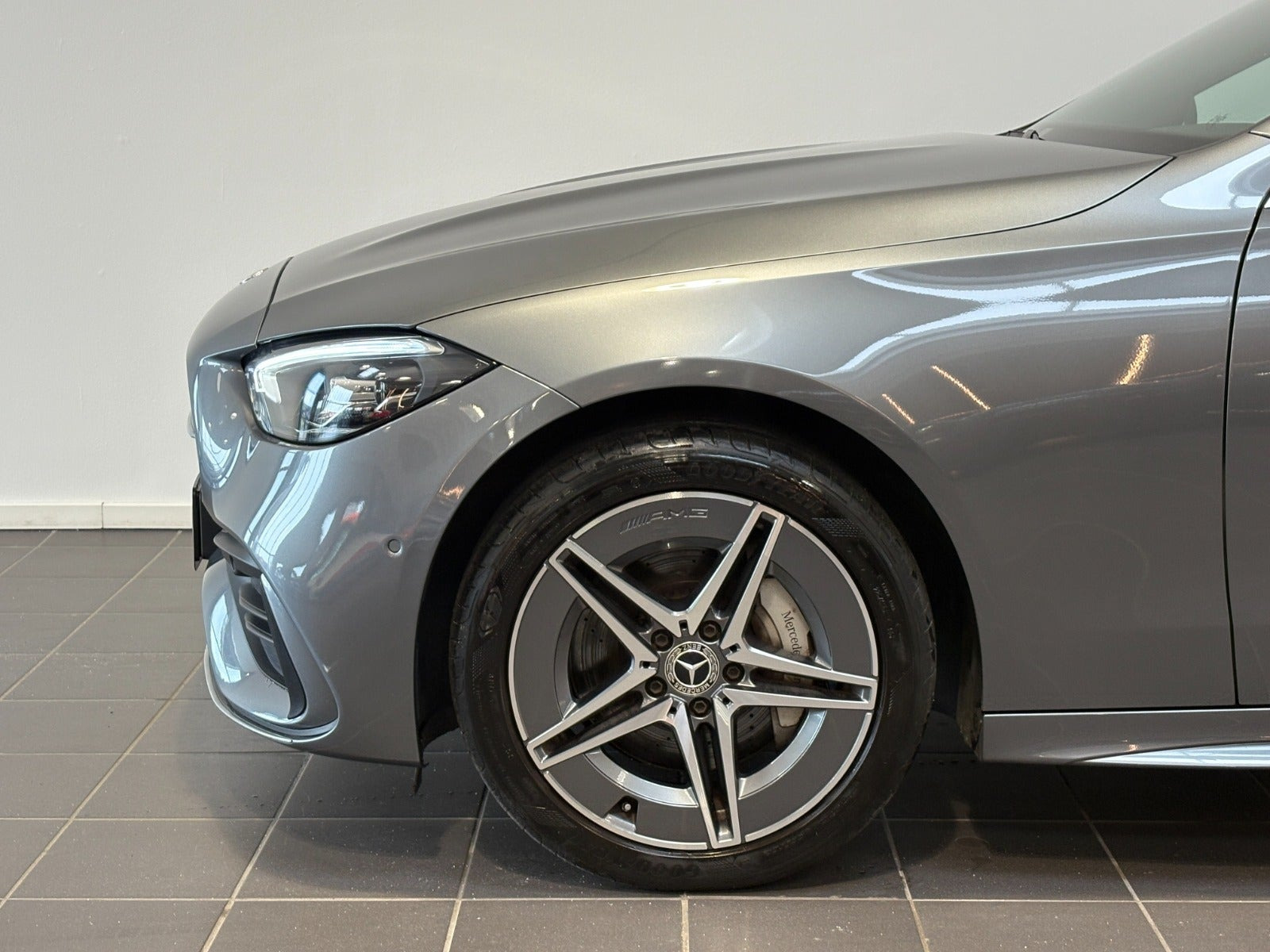 Grå Mercedes C300 e fra 2023