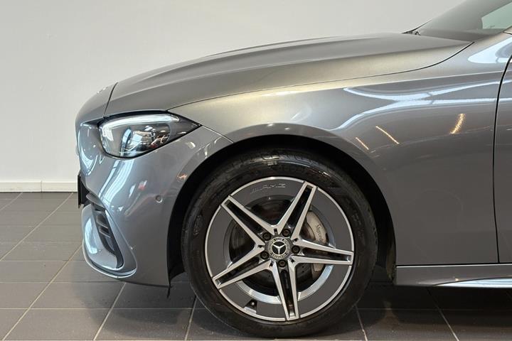 Grå Mercedes C300 e fra 2023