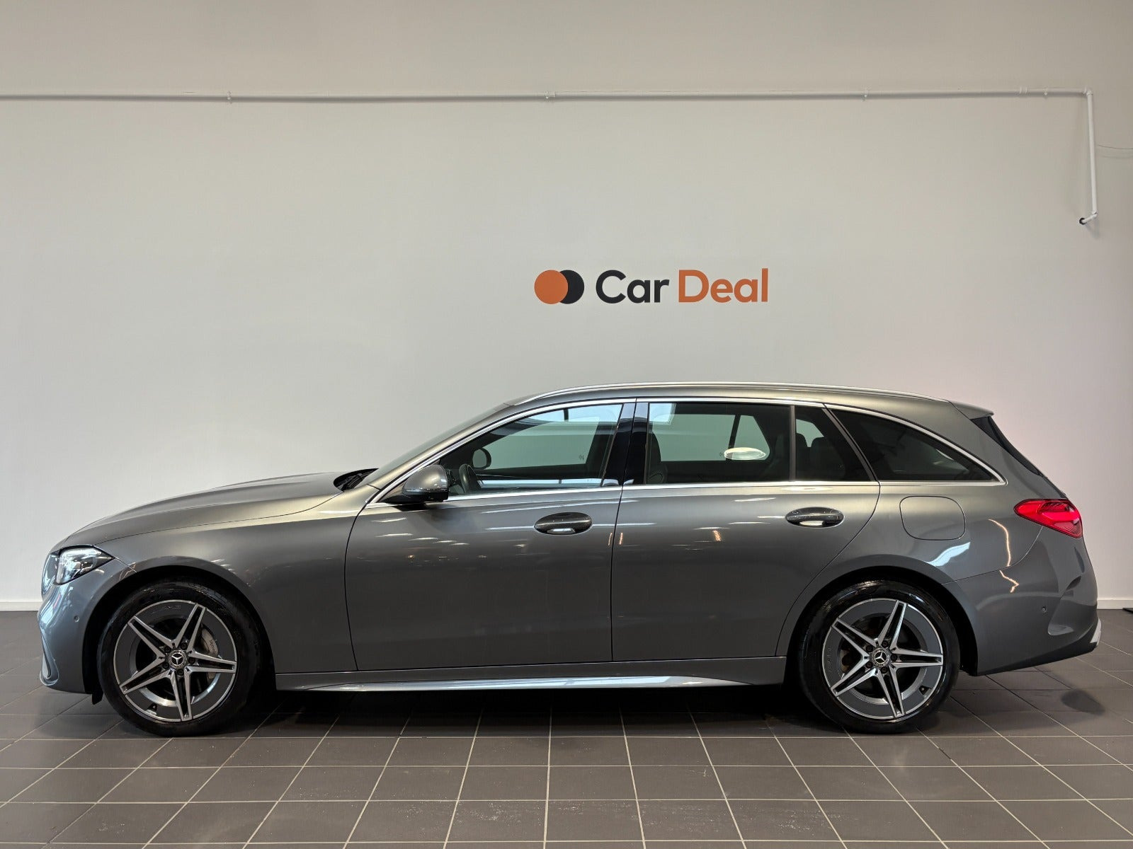 Grå Mercedes C300 e fra 2023