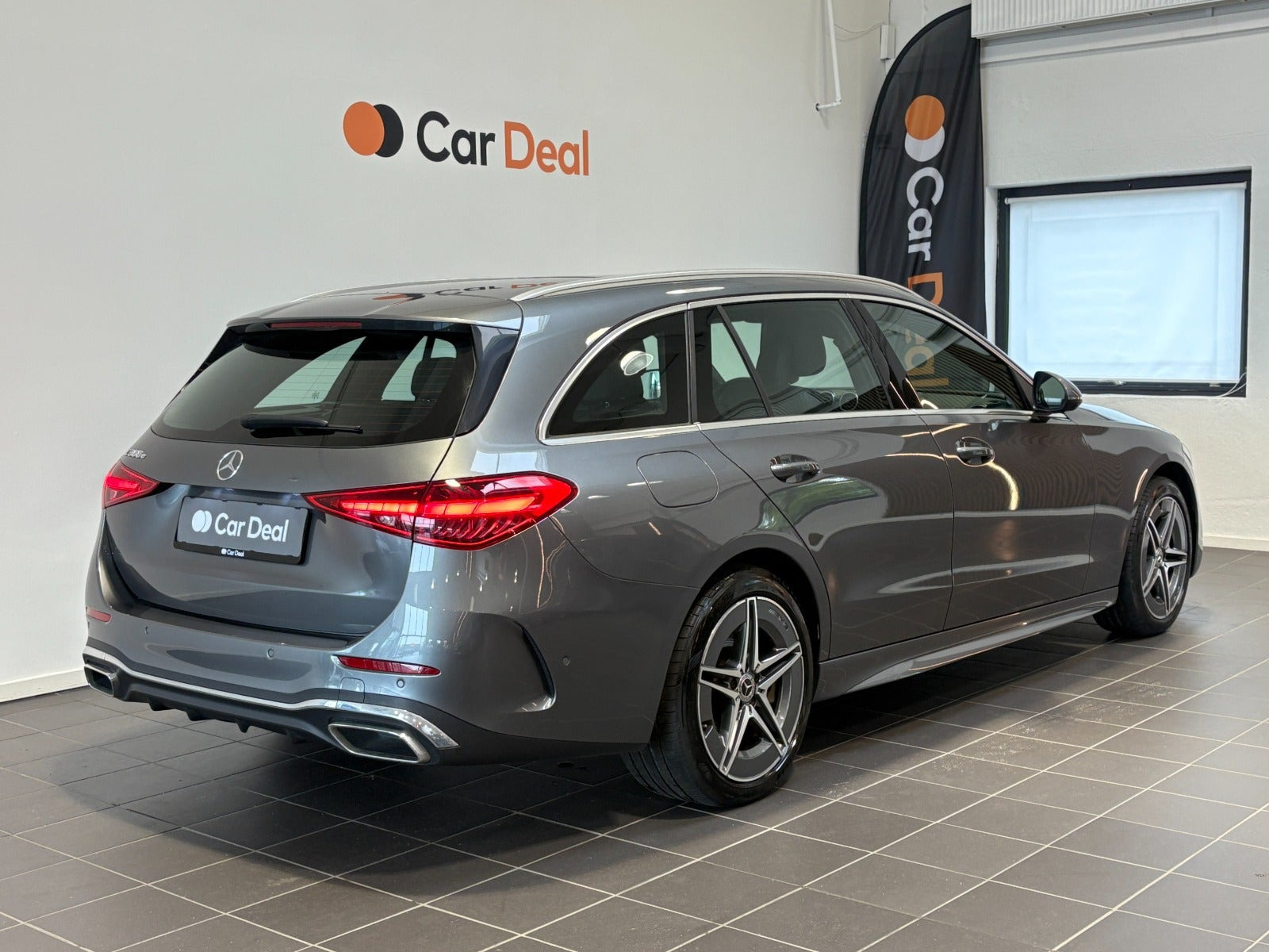 Grå Mercedes C300 e fra 2023