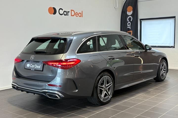 Grå Mercedes C300 e fra 2023