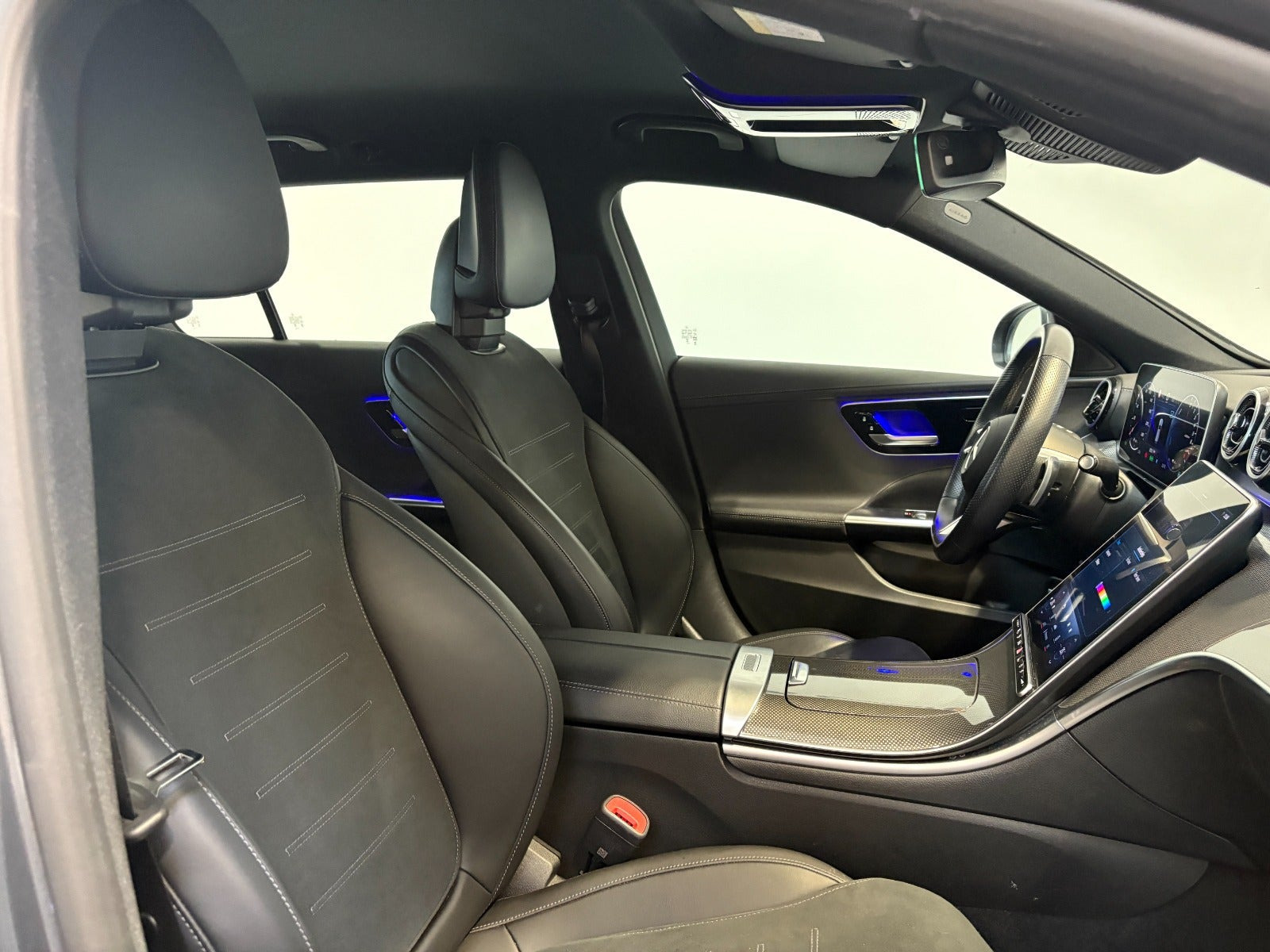 Grå Mercedes C300 e fra 2023