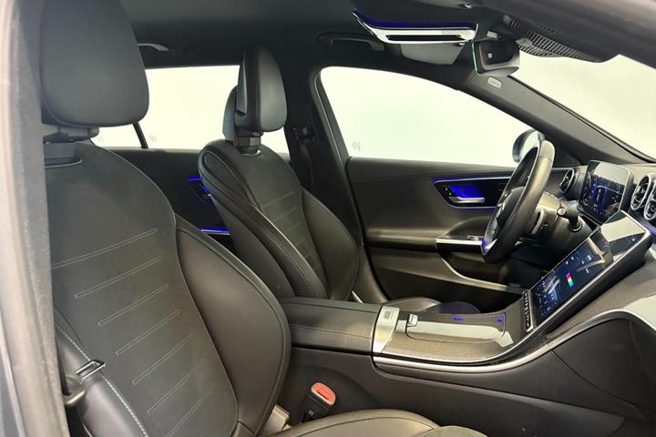 Grå Mercedes C300 e fra 2023